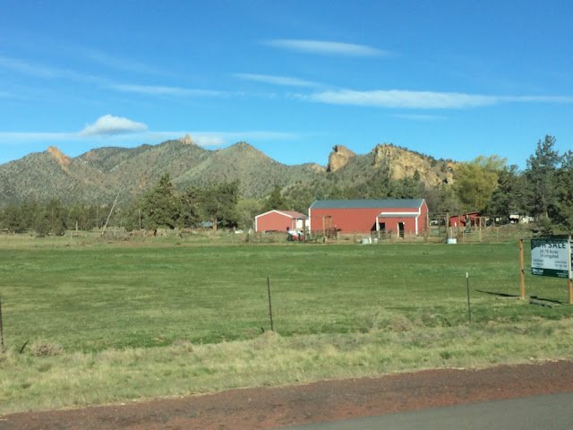 Scenery on the way to Fossil, Oregon, for fossil collecting.